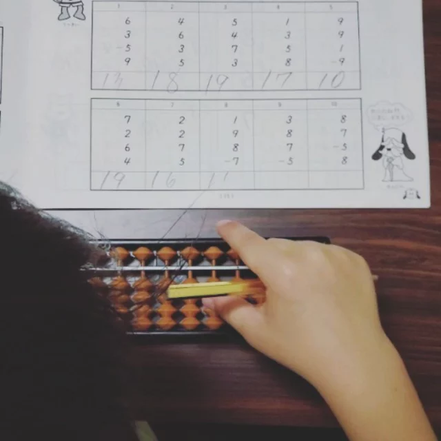 🌞
本当に暑い毎日ですね。皆さんは暑さ対策はどのようにされていますか？

一枚目は、入塾されて2週間ほどの7歳の男の子です。
2週間でここまで成長しました🙌
簡単な繰り上がりのある加減算ができるようになりました。
真面目に練習されている成果が窺えますね😀

二枚目と三枚目は、4歳の男の子です。
3桁-1桁も計算できるようになり、九九表を見ながらかけ算にも挑戦しています😄

のぞみ珠算学院では、幼児期の珠算教育にも力を入れています💪
早期教育には是非、珠算をご検討ください！

◤￣￣￣￣￣￣￣￣￣￣◥
　　のぞみ珠算学院

あなたの得意をそろばんに
　　幼児から大人まで
◣＿＿＿＿＿＿＿＿＿＿◢

#のぞみ珠算学院 #そろばん #幼児教育 #神戸市北区 #神戸市 #習い事 #日本珠算連盟
