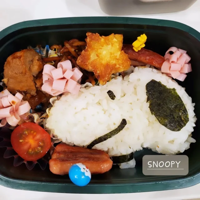 ☔
遠足でしたが残念ながら雨で、遠足は延期でした
今回は「リクエスト全部のせ弁当」！
スヌーピー弁当はよく作っているので、だいぶん手慣れてきましたね
トマトとウインナーと焼きそばとポテトとハンバーグとスヌーピーのおにぎりをリクエストされたので全部入れました😄
センスの良い人は、センス良くお弁当の配置ができるのだと思いますが、私の技量ではこれが精一杯…😵
旦那さんのお弁当も同じくスヌーピー弁当になりました(写真忘れ)今後もそろばん以外のことも発信していけたらと思っています🙌◤￣￣￣￣￣￣￣￣￣￣◥
　　のぞみ珠算学院あなたの得意をそろばんに
　　幼児から大人まで
◣＿＿＿＿＿＿＿＿＿＿◢#そろばん #幼児教育 #神戸市北区 #神戸市  #日本珠算連盟